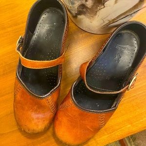 Gently loved Dansko Mary Jane clogs—39